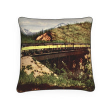 将图片加载到图库查看器,Alaska Railroad Classic Train Luxury Pillow