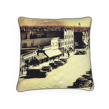 Charger l&#39;image dans la galerie, Alaska Anchorage Fourth Avenue Water Tower Luxury Pillow
